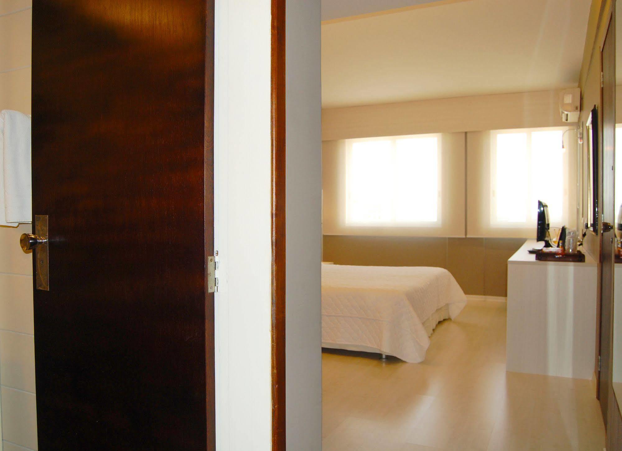 Hotel Manta เปโลตัส ภายนอก รูปภาพ