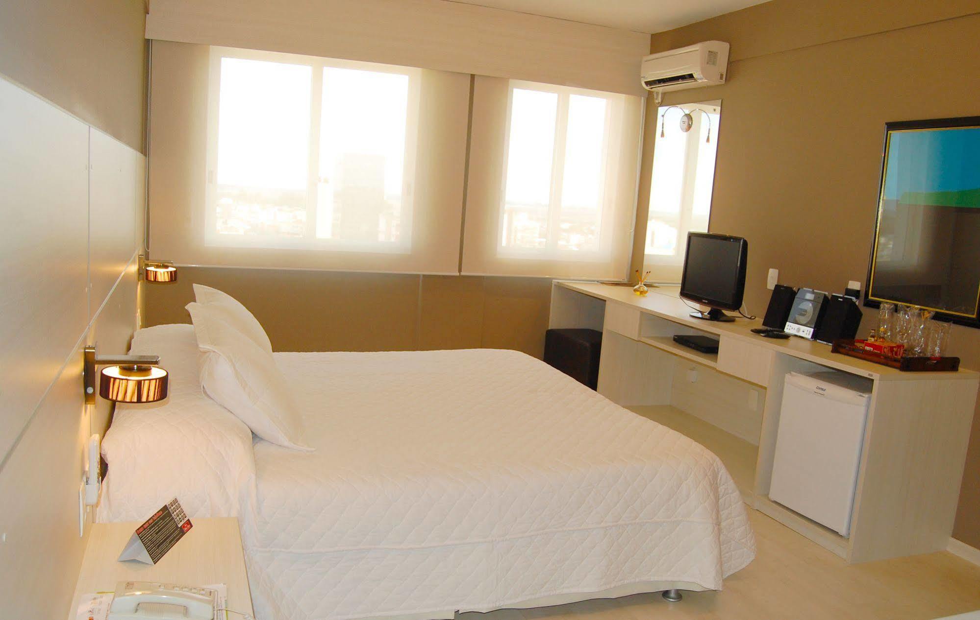 Hotel Manta เปโลตัส ภายนอก รูปภาพ